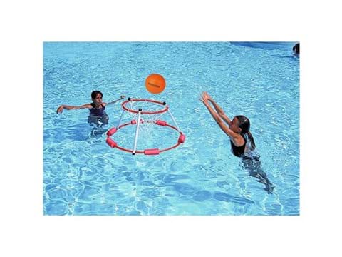 bilden visar två barn som spelar vattenbasket
