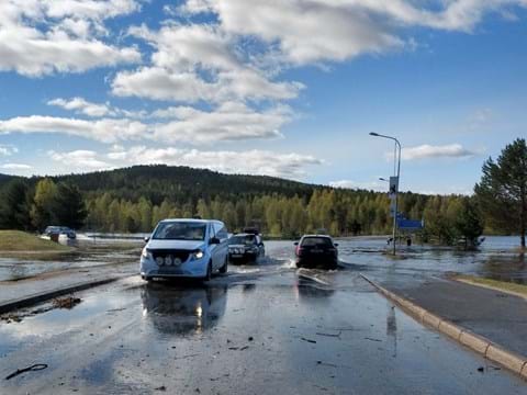 översvämning bilväg